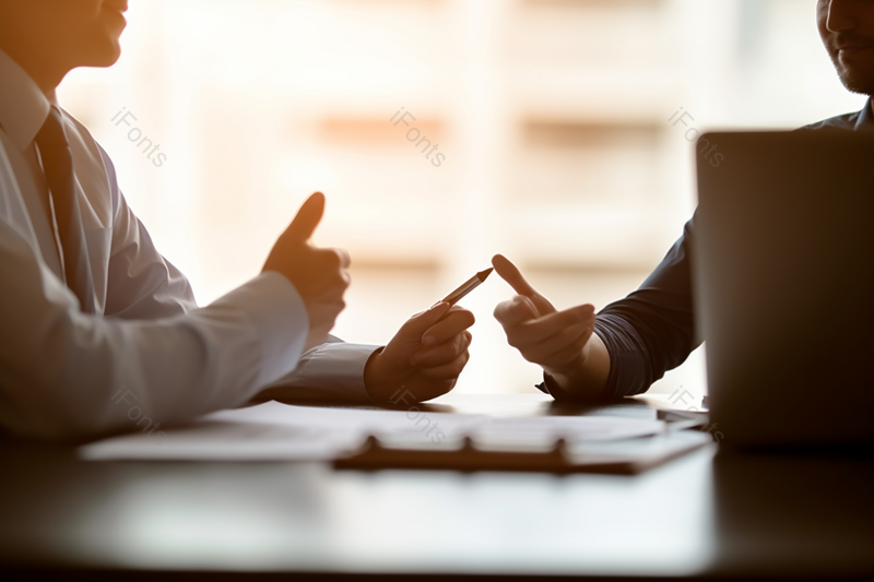 男同事坐在办公桌上讨论新项目规划,高清,摄影图,摄影图片,图片大全,摄影图免费下载